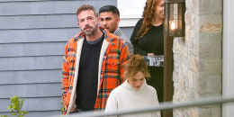 Jennifer Lopez y Ben Affleck saliendo de una casa en California