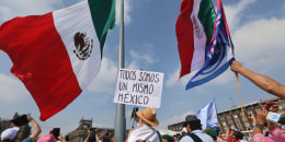 Participantes de un mitin convocado por la oposición para llamar al voto en las elecciones presidenciales de este domingo, en la Plaza del Zócalo, en Ciudad de México, el 19 de mayo de 2024.