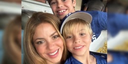 Shakira con sus hijos en un partido de baseball