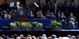 El presidente estadounidense Joe Biden pronuncia un discurso durante una ceremonia en un cementerio estadounidense cerca de Colleville-sur-Mer Normandía, el jueves 6 de junio de 2024.