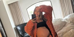 Evaluna Montaner mostrando su baby bump en una selfie