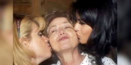 Victoria Ruffo, Gabby Ruffo y su mamá dándose un beso. 