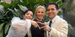 Christian Nodal con Ángela Aguilar y su estilista, Mónica Corgan, en su boda