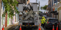 Trabajadores reparan un tendido eléctrico en San Juan, Puerto Rico, el 15 de agosto de 2024.
