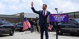 El senador JD Vance, republicano por Ohio, saluda al llegar a la oficina del Sheriff del condado de Lowndes, en Valdosta, Georgia.