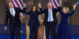 De izquierda a derecha, el segundo caballero Doug Emhoff; la candidata presidencial demócrata, la vicepresidenta Kamala Harris; su compañero de fórmula, el gobernador de Minnesota Tim Walz, y su esposa Gwen Walz saludan en la Convención Nacional Demócrata.