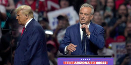 El candidato presidencial independiente Robert F. Kennedy Jr. habla en un mitin de campaña del candidato presidencial republicano, el expresidente Donald Trump, el 23 de agosto de 2024, en Glendale, Arizona.