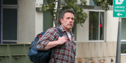 Ben Affleck caminando en Los Ángeles