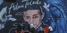 Un mural en honor a Adam Toledo, quien tenía 13 años cuando fue baleado por un policía en Chicago en marzo de 2021. El video policial del incidente desató protestas, pues se ve que Toledo estaba desarmado al momento en que le dispararon, pese a que el oficial intentó justificar sus tiros diciendo que Toledo sí había tenido un arma en mano.