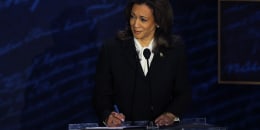 Kamala Harris escucha y toma notas durante la intervención  de Donald Trump.