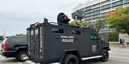 La policía del condado de Nassau inspecciona los edificios que rodean el Nassau Coliseum antes del inicio de un mitin en el que participará el candidato presidencial republicano y expresidente Donald Trump, el miércoles 18 de septiembre de 2024, en Uniondale, Nueva York.