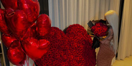 Yailín 'La Más Viral' con un arreglo de rosas y globos rojos