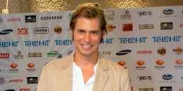 Carlos Baute desfila por la alfombra azul de los Premios Telehit celebrados en el Mundo Imperial del puerto de Acapulco, Guerrero/Acapulco, México, 18 de noviembre 2010.