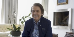 Raphael en su casa durante una entrevista