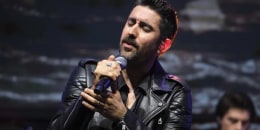Álex Ubago cantando