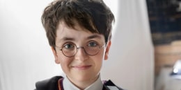 Dominic McLaughlin caracterizado como Harry Potter 