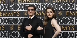 Pedro Pascal con su hermana Lux Pascal en los premios Emmy 