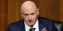 El senador demócrata por Arizona Mark Kelly en el Congreso en Washington el 14 de enero del 2025.