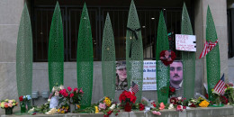 Un monumento improvisado con banderas, flores y otros objetos se ve el 30 de noviembre de 2025, frente a la estación Farragut West, cerca del lugar donde dos miembros de la Guardia Nacional fueron baleados en Washington. 