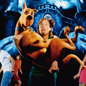 SCOOBY-DOO, Freddie Prinze Jr. (white short), Linda Cardelini (turtleneck), Scooby-doo (dog), Matthe