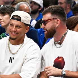 Patrick Mahomes and Travis Kelce sit court side.