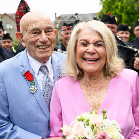 Jeanne Swerlin, 96, and US WWII veteran Harold Terens, 100, at their wedding.