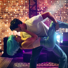 People We Meet on Vacation. (L-R) Emily Bader as Poppy and Tom Blyth as Alex in People We Meet on Vacation. Cr. Michele K. Short/Netflix © 2026