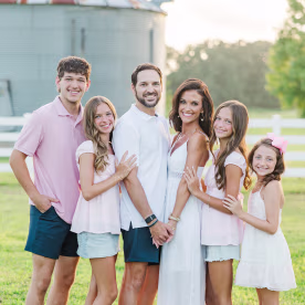 There are Do's and Don'ts when it comes to deciding what to wear for a family photo.