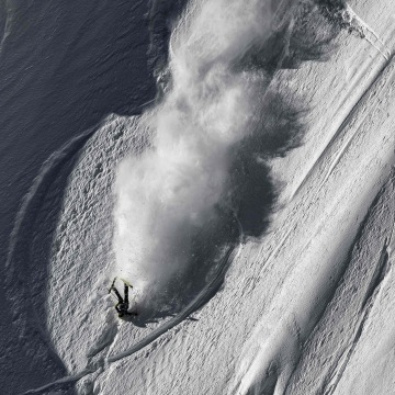 Image: U.S. skier Martin Lentz falls as he rides the wild face of l'Aiguille Pourrie