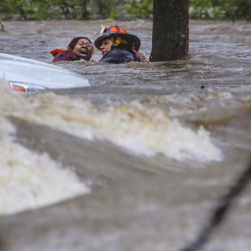 Image: A woman is rescued from her flooded car in Little Rock
