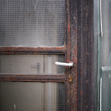 Image: A broken window at the border crossing between Austria and Hungary near Rattersdorf