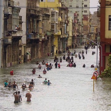 Image: People move through flooded streets in Havana after the passage of Hurricane Irma