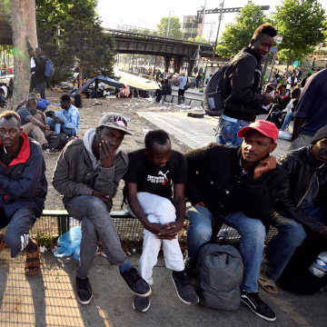 Image: Migrants and refugees gather in the streets