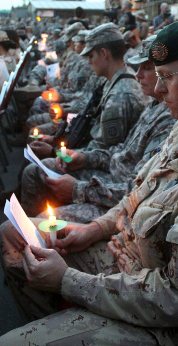 Image: US soldiers memorial service in Kabul
