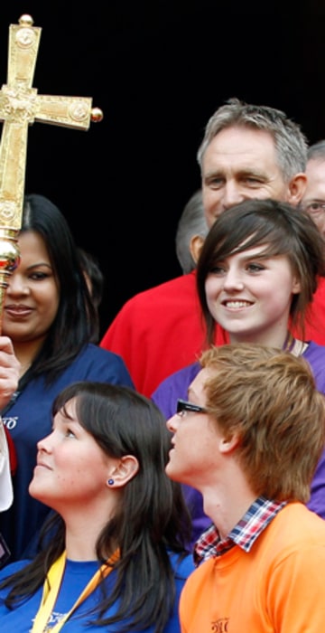 Image: Pope Benedict XVI chats with Catholic youth outside Westminster Cathedral in central London
