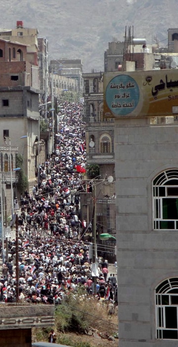 Image: Tens of thousands of Yemenis take to the