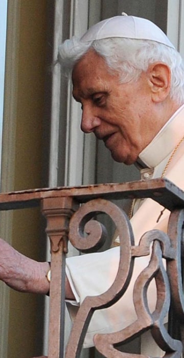 Image: Pope greets faithful at Castel Gandolfo
