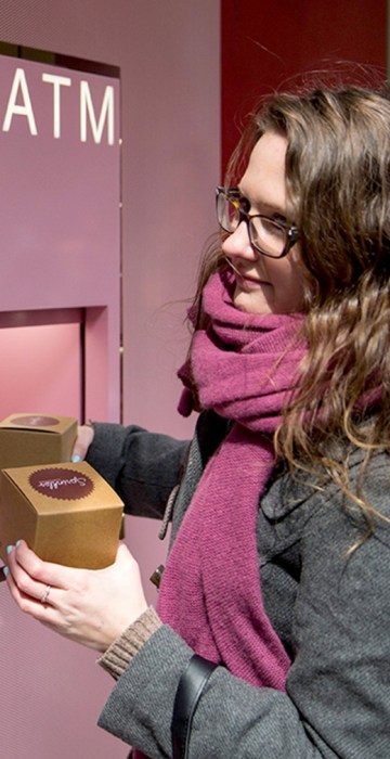 Image: Cupcake Shop Installs 24 Hour Cupcake ATM On Manhattan's Upper East Side