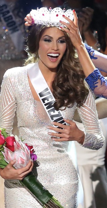 Crowning Miss Universe 2013