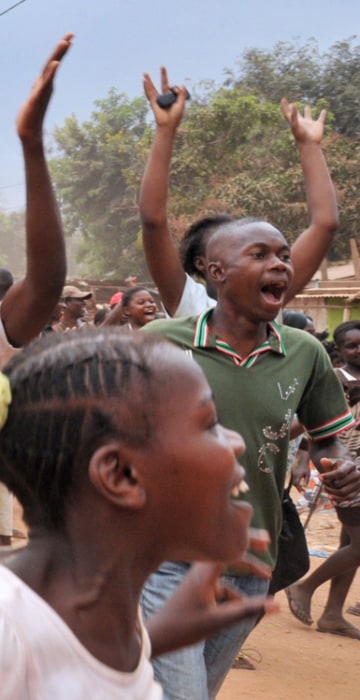 Image: 
Residents of Bangui celebrate after former Seleka rebels were escorted out of Kasai military camp