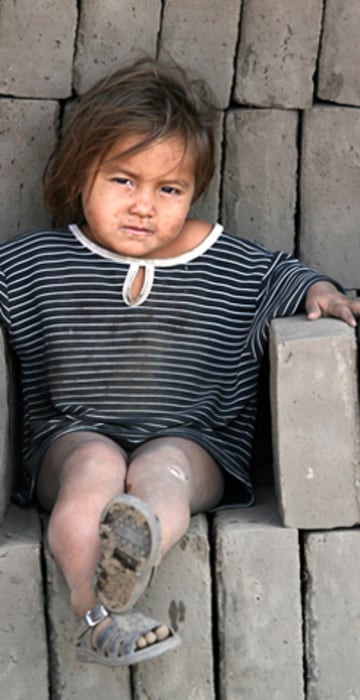 Image: A daughter of a worker rests at a brick factory in La Paz Centro
