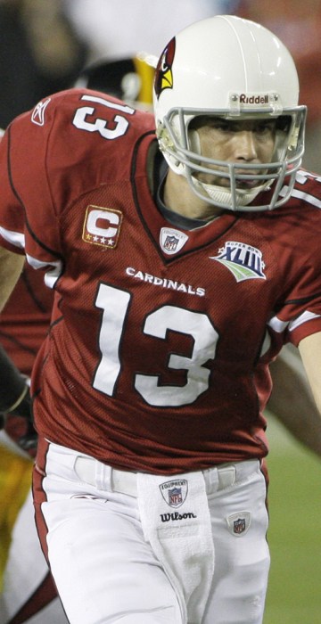Arizona Cardinals quarterback Kurt Warner walks off the field