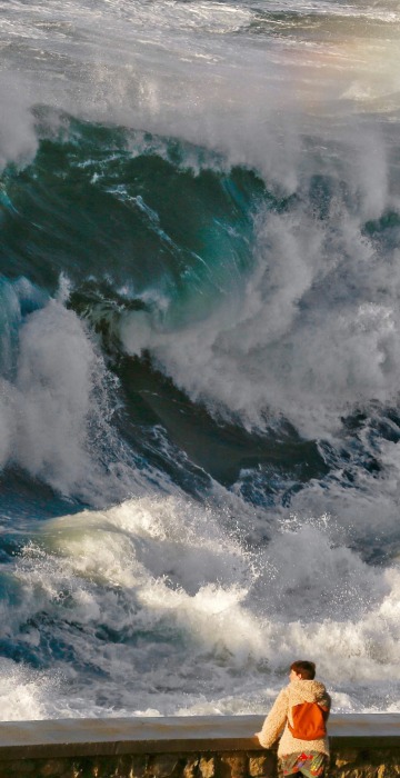 Image: Big waves in San Sebastian