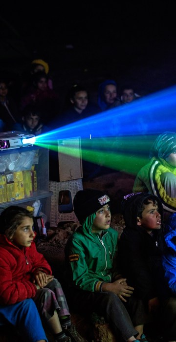 Image: Refugees wait on the Greek side of the border to enter Macedonia