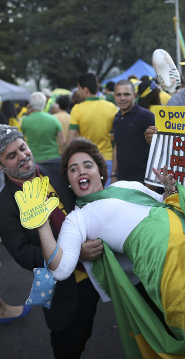 Image:Pro-impeachment supporters demonstrate as they carry a sign reading, \"The people want justice. Prison for the corrupt.\"