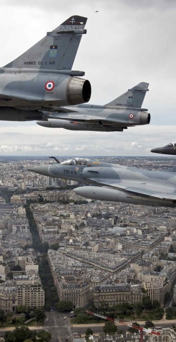 Image: Four Mirage 2000C and one Alpha jet flight over Paris on their way to participate in the Bastille Day military parade