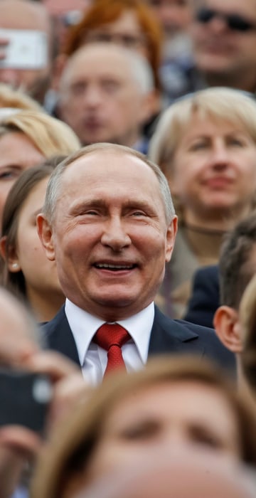 Image: Russian President Vladimir Putin watches the celebrations for the City Day in Moscow