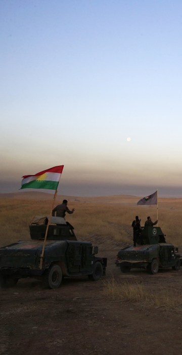 Image: A Peshmerga convoy drives towards a frontline in Khazer