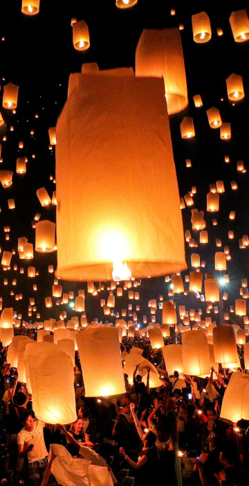 Image: People release floating lanterns during the festival of Yee Peng in the northern capital of Chiang Mai