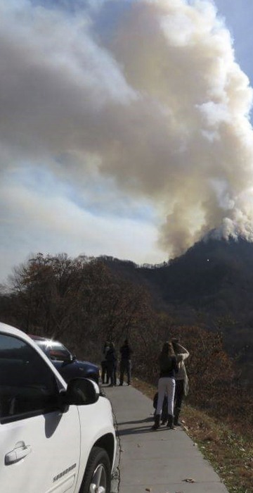 Image: Motorists stop to view wildfires in the Great Smokey Mountains near Gatlinburg